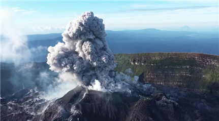 印尼伊布火山喷发，震撼的自然力量与人类的应对之道