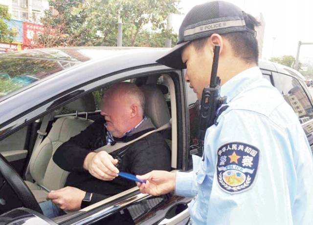 交警人还没到嘴先出警