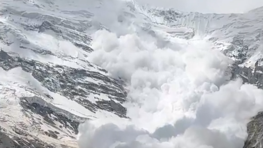 惊魂一刻！云南雨崩景区突现雪崩，游客尖叫躲避，生死瞬间谁将幸免？