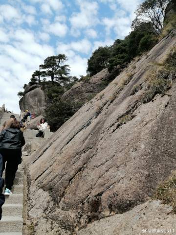 惊呆！杭州男子山顶随手一拍，竟意外捕捉70公里外黄山奇景！天都峰、光明顶清晰可见，这究竟是如何做到的？