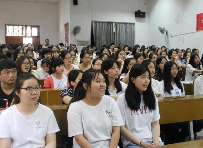 惊！大三学霸突然请假，背后原因让全班泪目，我要回家结婚了！